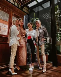 8 Potret Kaki Ramping Olla Ramlan yang Sukses Jadi Sorotan, Dianggap Terlalu Kurus Oleh Netizen