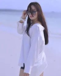 8 Potret Kalina Ocktaranny Liburan ke Pantai, Punggung Mulus dan Pinggang Ramping Jadi Sorotan