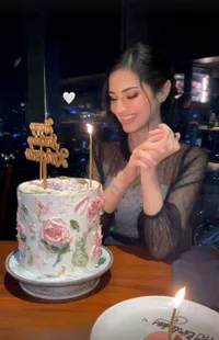 8 Potret Kareena Kaur Anak Sambung Bunga Zainal Rayakan Ultah, Cantiknya Nggak Kalah dari Kareena Kapoor