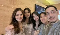 8 Potret Keakraban Cut Tari dengan Anak Sambung dan Putri Kandungnya, Sering Quality Time Bareng