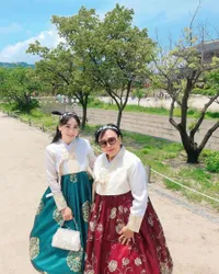 8 Potret Keakraban Puput Nastiti dengan Ibu Mertua yang Kini Berusia 78 Tahun, Asyik Jalan-Jalan ke Korea - Selalu Ikut Saat Foto Keluarga 