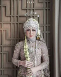 8 Potret Kebaya dan Makeup Pernikahan Kesha Ratuliu, Cantik Anggun dengan Adat Sunda