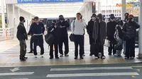 8 Potret Keberangkatan Member SEVENTEEN ke Jakarta, Ada Seungcheol Carat Langsung Histeris