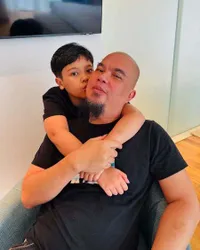 8 Potret Kebersamaan Ahmad Dhani dengan Muhammad Ali Anak Bungsunya, sang Ayah Dipeluk dan Dicium
