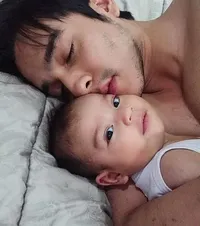 8 Potret Kebersamaan Aliff Alli dan Anak, Kini Tak Bisa Lagi Jumpa - Terus Sebut Anak Kala Sekarat