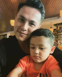 8 Potret Kebersamaan Andhika Pratama Bareng Saka Sang Anak Bungsu, Bapak-Anak Sama Gantengnya!