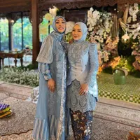 8 Potret Kebersamaan Angelina Sondakh & Reza Artamevia di Tujuh Bulanan Aaliyah Massaid