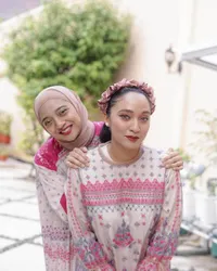 8 Potret Kebersamaan Chiki & Bella Anak Mendiang Marissa Haque, Sama-Sama Cantik & Penuh Talenta