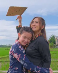 8 Potret Kebersamaan Nafa Urbach & Putri Cantiknya, bak Kakak Adik - Bestie Banget