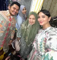 8 Potret Kebersamaan Ririn Ekawati dan Mendiang Ibu Mertuanya yang Jarang Diketahui, Sangat Dekat Bak Putri Kandung 