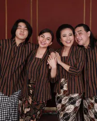 8 Potret Kedekatan Ariel Tatum dan Ibu Sambungnya yang Nggak Pernah Tersorot, Sama-sama Cantik Kayak Adik Kakak