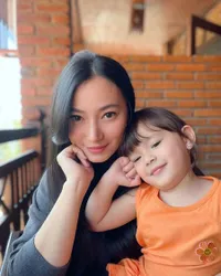 8 Potret Kedekatan Asmirandah dan Putri Cantiknya Chloe Emanuelle, Suka Kembaran Outfit - Bikin Konten Endorse Bareng