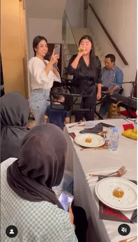 8 Potret Kedekatan Dewi Perssik dan Rosa Meldianti yang Sempat Berseteru, Kini Makin Rukun - Jualan Tas Bareng
