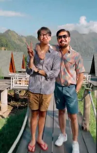 8 Potret Kedekatan Ferry Salim dengan Anaknya Brandon Salim Bak Kakak Adik, Sama-Sama Fashionable!