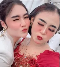 8 Potret Kedekatan Niken Salindry dan Nella Kharisma - Tak Jumpa '40 tahun'!