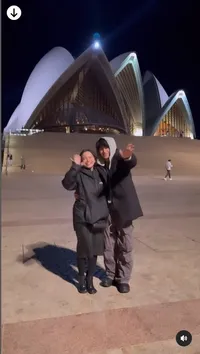 8 Potret Kedekatan Rossa dan Putranya yang disebut Mirip Remaja SMA dan SMP Selama di Australia, Tak Canggung Cium dan Peluk Ibunya