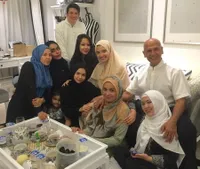 8 Potret Kedekatan Zaskia dan Shireen Sungkar Bersama Ibu Sambungnya yang Lebih Muda, Bak Kakak Adik