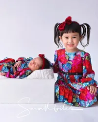 8 Potret Kedua Anak Kartika Putri di Pemotretan Terbaru, Kompak Pakai Bando Headpiece Penuh Bunga hingga Baju Kembaran - Bikin Gemas karena Sama-Sama Cantik