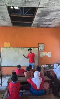 8 Potret Kegiatan Reza Rahadian di Luar Dunia Film, Dari Mengajar Sampai Ikut Demo