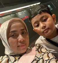 8 Potret Kehangatan Muzdalifah Bareng Falhan Abssar Anak Nassar, Nempel Terus Sama Mamanya