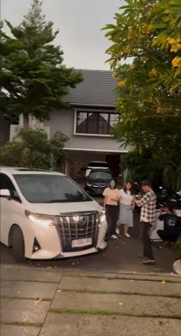 8 Potret Kejutan Ulang Tahun ke-33 Gisella Anastasia, Disambut Spanduk Pecel Lele di Depan Rumah - Sahabat dari Dua Geng Berbeda Kumpul