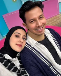 8 Potret Kejutan Ulang Tahun Sonny Septian, Kompak Pakai Busana Kerajaan