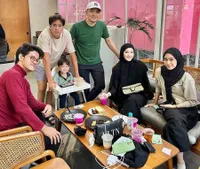8 Potret Kekompakan Lyra Virna Beserta 6 Anaknya yang Good Looking, Saling Sayang Tidak Anggap Perbedaan Antara Sambung dan Kandung