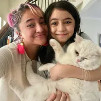 8 Potret Kekompakan Marshanda dan Sienna, Bak Kakak Adik Nikmati Momen Kebersamaan Foto Selfie Sampai Main HP