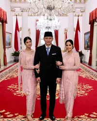 8 Potret Keluarga AHY di Pelantikan Menteri - Istri, Anak, Ipar hingga Mertua Kompak Berseragam Kebaya Pink