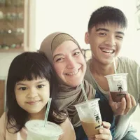 8 Potret Keluarga Andhara Early yang Harmonis Meski Sempat Alami Krisis Finansial, Kini Tekuni Usaha Katering dan Antar Jemput Sekolah