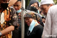 8 Potret Keluarga Vanessa Angel dan Bibi yang Menangis di Pusara, Tangis Makin Pecah Usai Jenazah Dikuburkan
