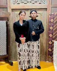 8 Potret Keluarga Wendy Cagur, Kompak Pakai Busana Adat Jawa - Gemasnya si Bungsu Curi Perhatian