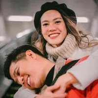 8 Potret Kemesraan Della Dartyan dan Nino RAN, Didoakan Netizen Segera Menikah