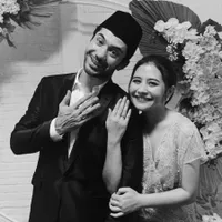 8 Potret Kemesraan Prilly Latuconsina dan Reza Rahadian, dari Cium Pipi Hingga Gendong-Gendongan!