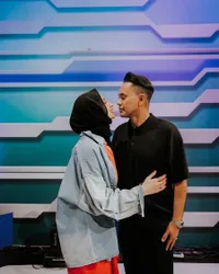 8 Potret Kemesraan Ramzi dan Avi Basalamah, Selalu Romantis Meski Sudah Belasan Tahun Menikah - Jadi Role Model Lesti dan Rizky Billar