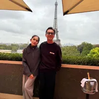 8 Potret Kemesraan Ussy Sulistiawaty dan Andhika Pratama di Paris
