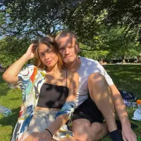 8 Potret Kemesraan Valerie Thomas dan Pacar Bule yang Jarang Tersorot