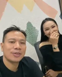 8 Potret Kemesraan Vicky Prasetyo dan Kalina, dari Peluk Cium Kening Hingga Bersandar di Bahu