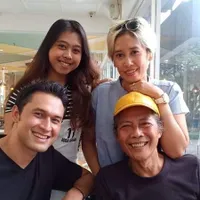 8 Potret Kemesraan Yusuf Surya Pemeran Jaka 'Jinny Oh Jinny' dan Istri, Puluhan Tahun Bersama - Jauh Dari Sorotan
