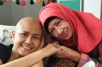 8 Potret Kenangan Manis Ade Irawan & Ria Irawan Semasa Hidup, Menemani di RS Sampai Rayakan Ulang Tahun