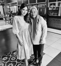 8 Potret Kenangan Syahnaz Sadiqah & Mendiang Ibu Mertua, Tak Bisa Pulang Hadiri Pemakaman di Indonesia