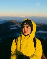 8 Potret Keren Febby Rastanty Saat Naik Gunung ke Puncak Rinjani, Tetap Cantik dan Glowing Banget!