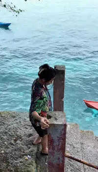 8 Potret Kesederhanaan Indah Permatasari di Kampung Halaman Arie Kriting - Naik Perahu Hingga Mancing