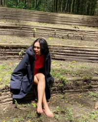 8 Potret Kesederhanaan Yuni Shara Makan Sate Sambil Lesehan, Tak Segan Jalan Nyeker - Nyalon di Kebun