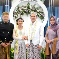 8 Potret Kesedihan Alisia Rininta Bintang Sinetron 'TAKDIR CINTA YANG KUPILIH' di Pemakaman Eeng Saptahadi - Sebut Mendiang Begitu Perhatian