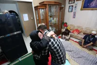 8 Potret Kesedihan Ruri Repvblik di Depan Jenazah Ayahnya, Menyesal Sebab Tak Sempat Merawat dan Menjenguk