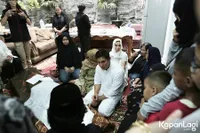 9 Potret Kesedihan Vino G Bastian Menatap Nanar Jenazah Sang Bunda di Rumah Duka