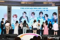 8 Potret Keseruan Fan Sign NCT WISH di Jakarta, NCTzen Makin Dekat dengan Neocil - Para Member Berpose Gemas