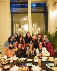 8 Potret Keseruan Geng Cendol Dinner Bareng Hingga Nonton Konser Dewa 19, Penampilan Mama-mama Cantik Ramai Disorot