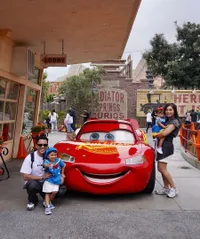 8 Potret Keseruan Keluarga Arief Muhammad Liburan di Disneyland